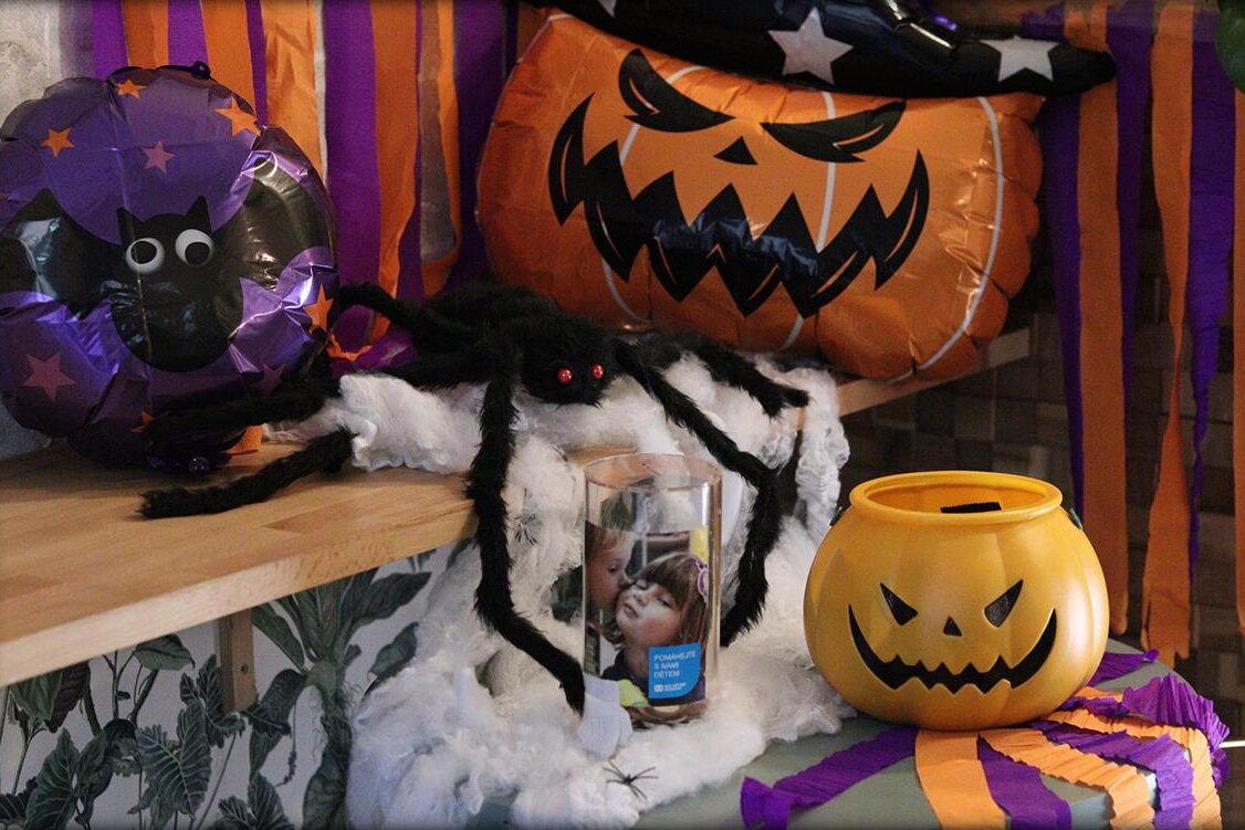 Carved pumpkin and Halloween decorations at a host’s window